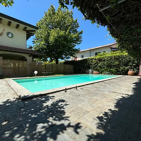 Con Piscina In Versilia - Marina Di -